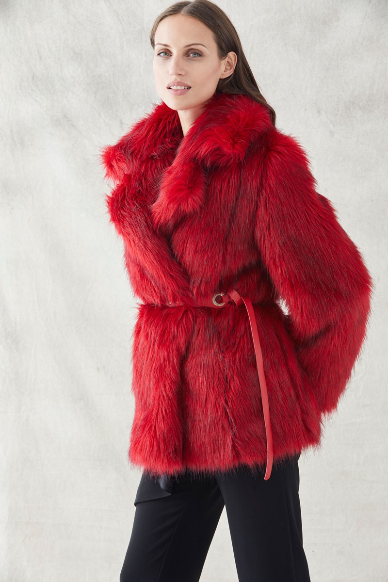 abrigos de pelo sintetico rojo con solapas grandes para eventos invitadas de fiesta apparentia shopping