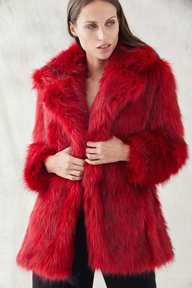 comprar online abrigo de pelo sintetico rojo con vetas negras con cinturon independiente apparentia
