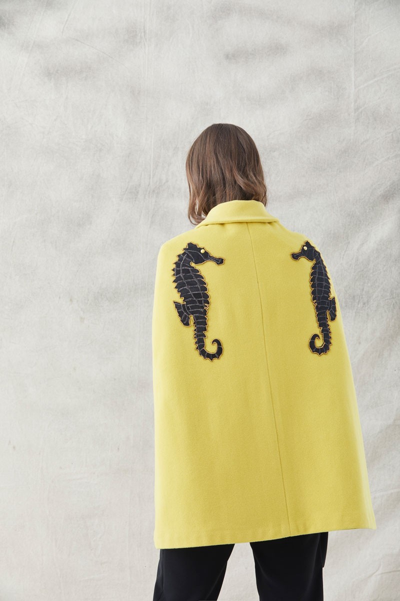 capa con caballitos de mar bordados color mostaza invierno invitadas fiestas eventos apparentia comprar online