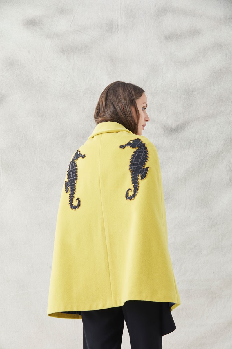 comprar online capa mostaza con bordados caballitos de mar negros con perla apparentia