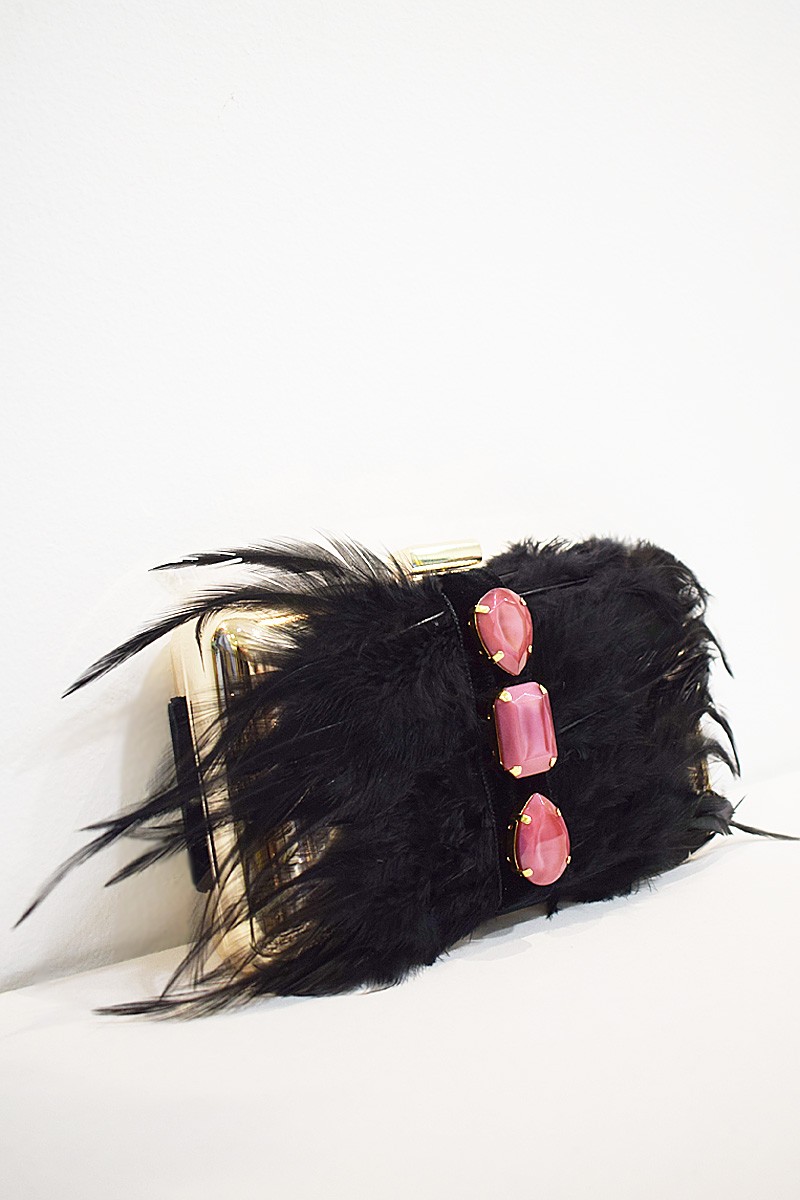 bolso de fiesta dorado con piedras frambuesa y plumas negras de apparentia tienda online