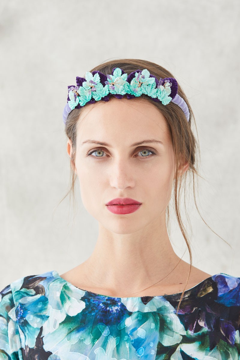 comprar online diadema en terciopelo base lila con hojas moradas y flores verdes con cristales malva y verde agua como complemento ideal para invitadas de bodas eventos fiestas de apparentia