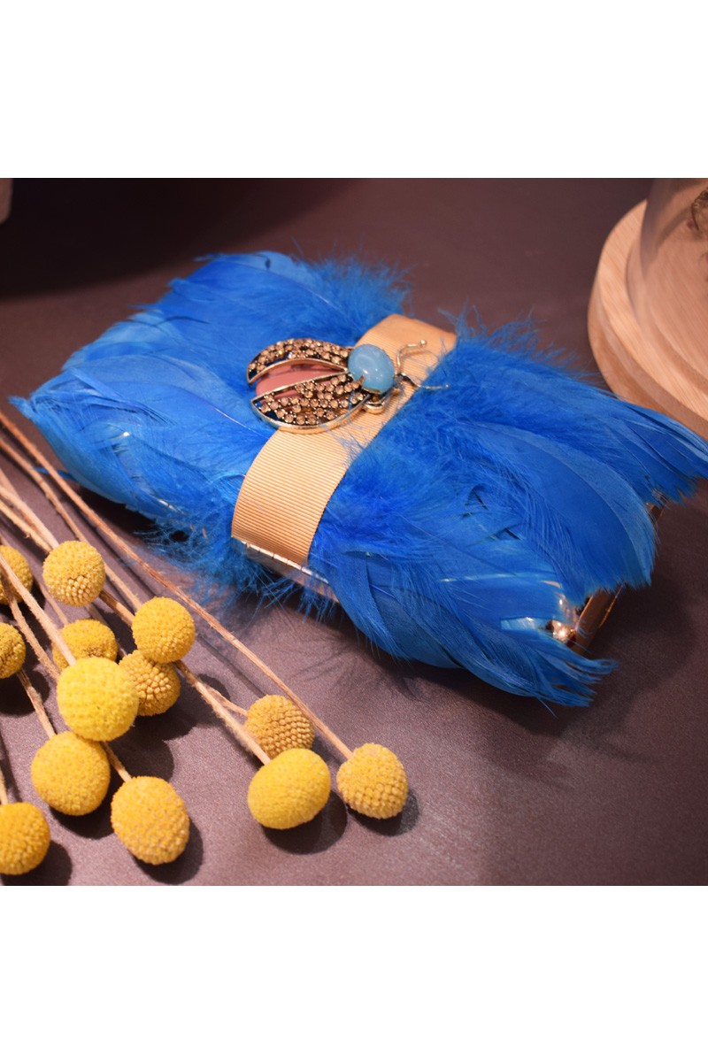 comprar online bolso de fiesta base dorada  con tira de tela en color beige plumas azules e insecto forma escarabajo azul y coral complemento ideal para invitadas de boda eventos fiestas de apparentia