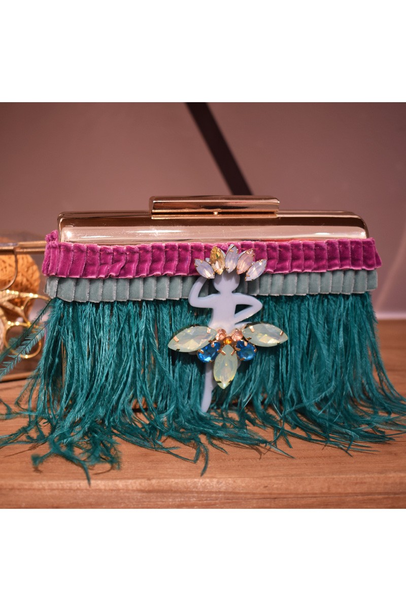 Clutch de fiesta con base de laton dorada con tiras de terciopelo plisado frambuesa y verde azulado y pluma de marabu en tono verde azulado, adornado en la parte central con bailarina aguamarina con piedras preciosas para invitadas boda fiesta coc
