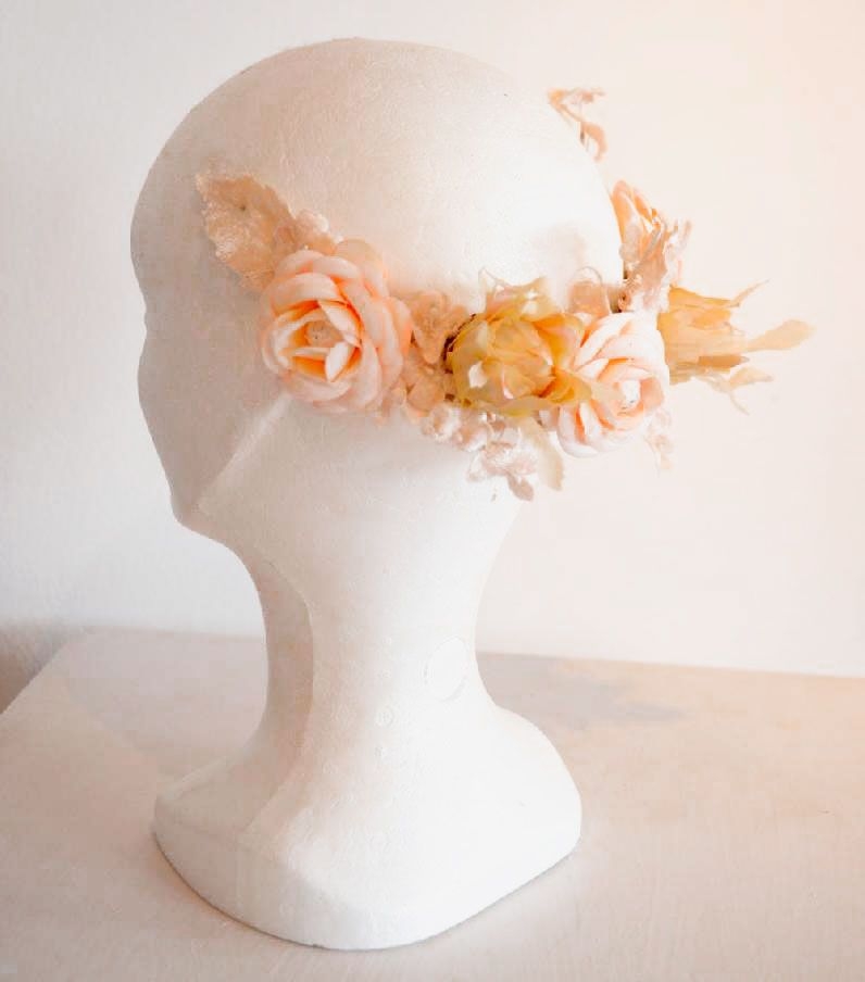 tiara de flores rosa palo para invitadas boda online