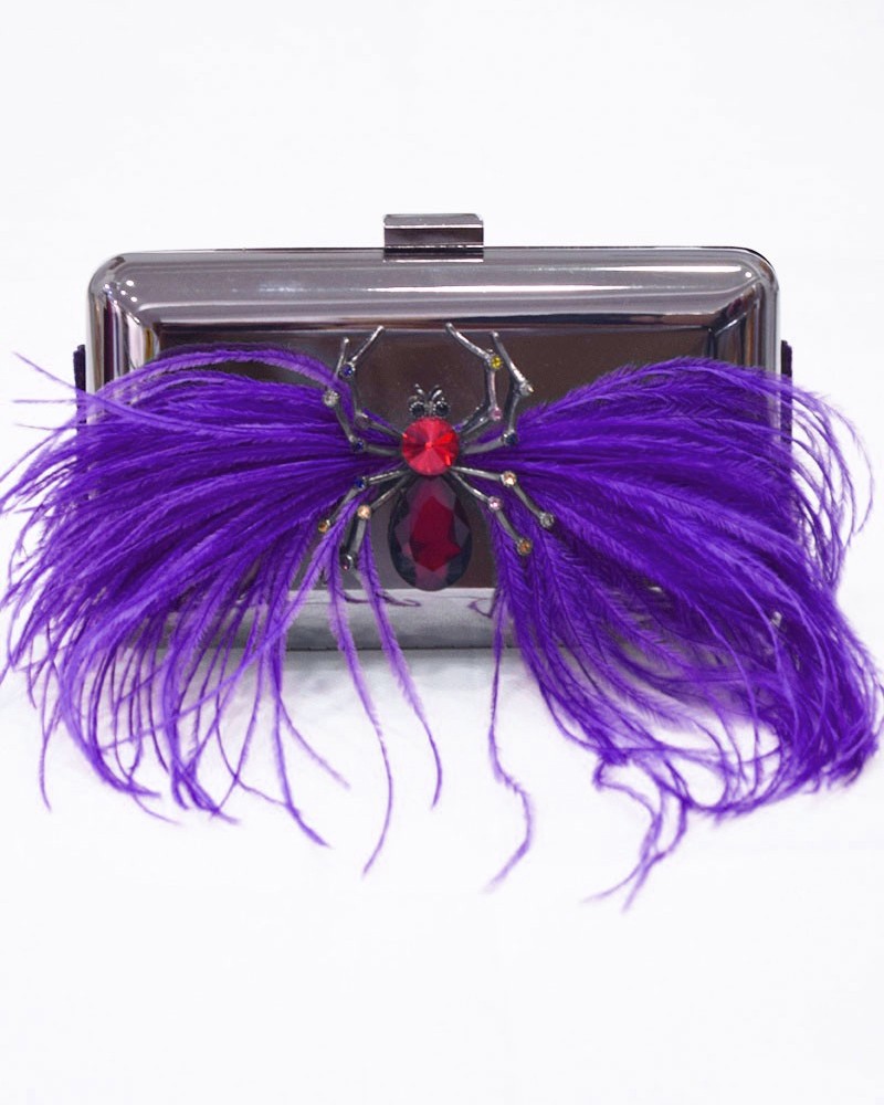 clutch base plata plumas moradas y arana con piedra roja para eventos fiestas invitadas apparentia
