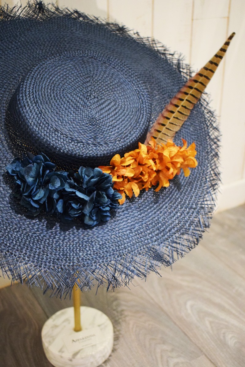 canotier azul marino de buntal con flores azules y marrones y pluma de faisan sintetica invitadas bodas eventos  apparentia
