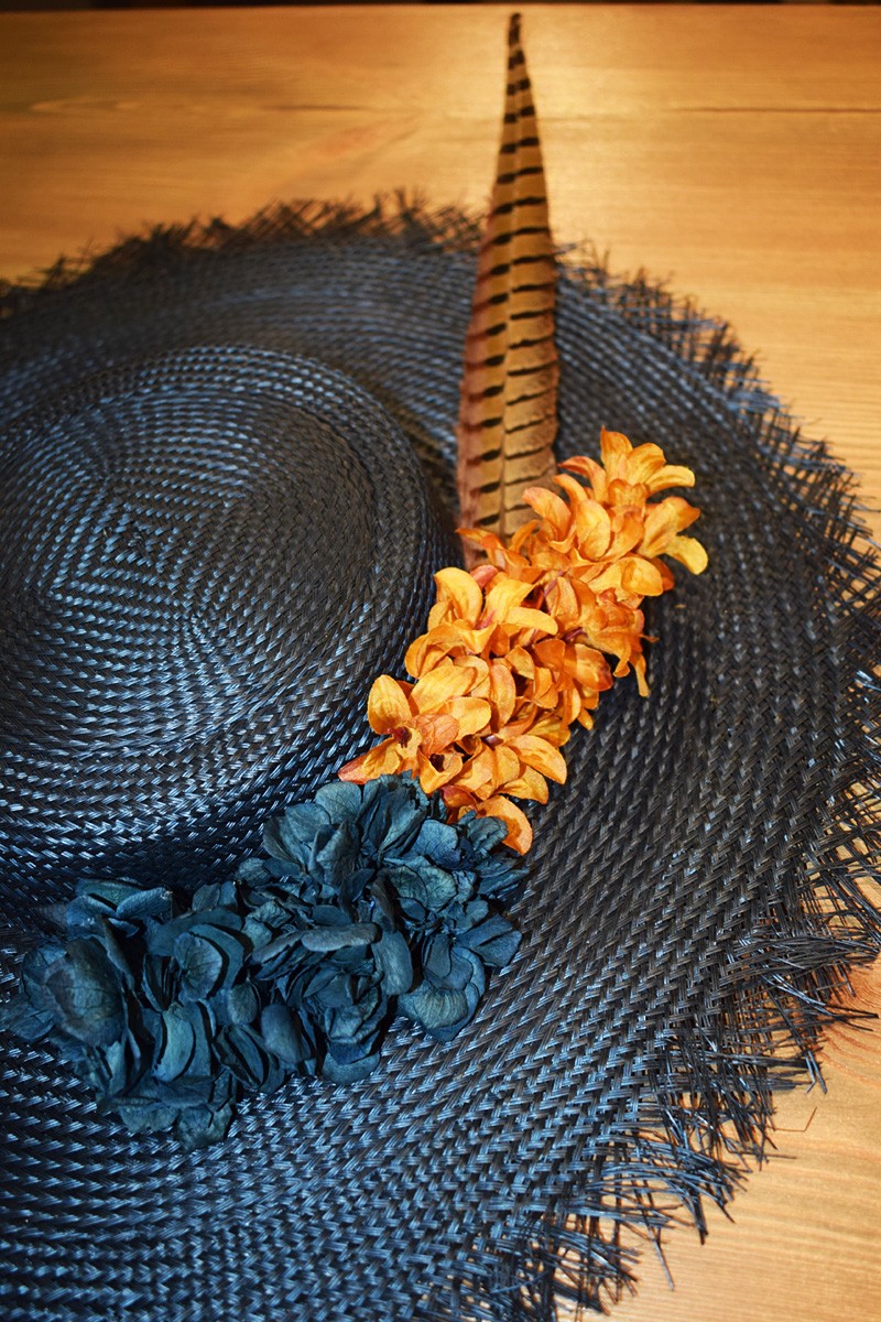comprar tocado canotier azul marino buntal paja deshilachada con flores azul marron  y pluma apparentia
