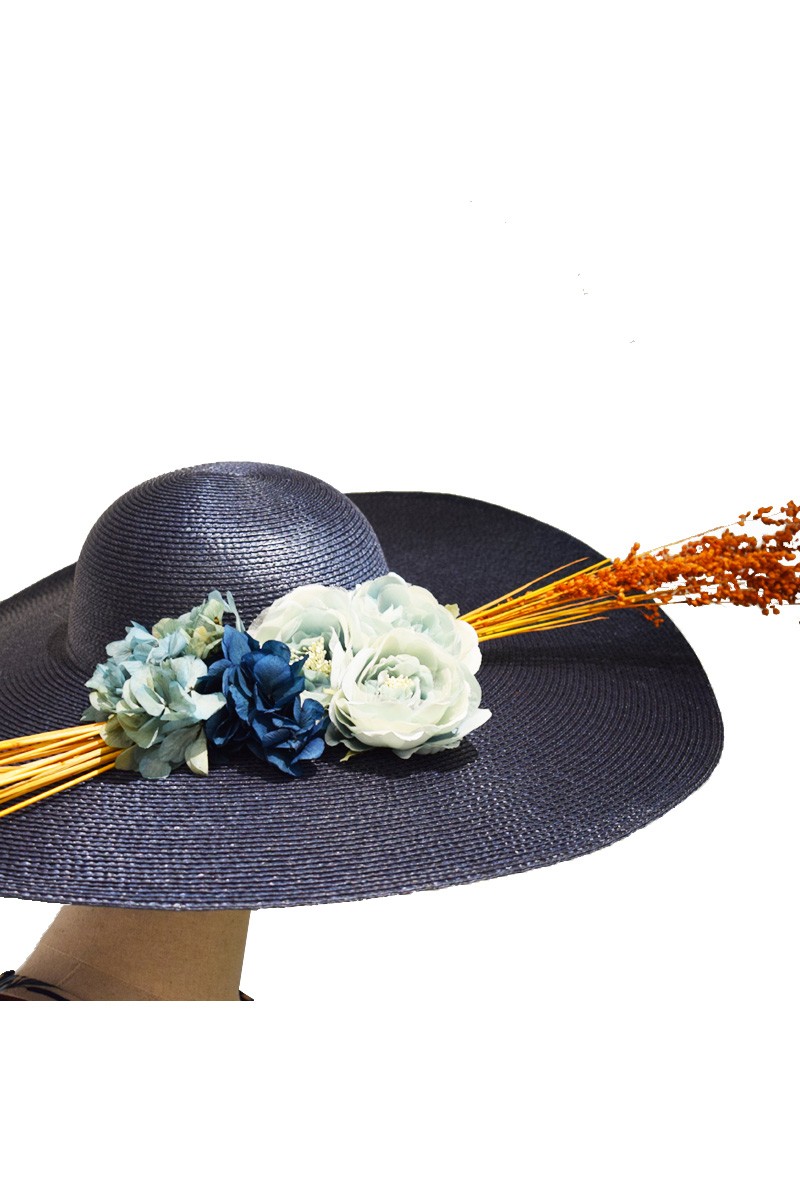 pamela azul marino con flores azules y ramita dorada para invitadas bodas eventos apparentia