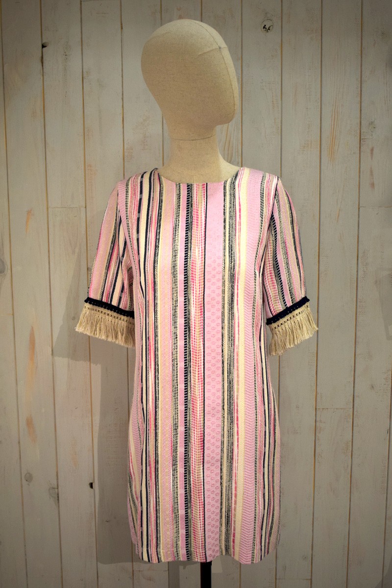 Comprar online vestido corto de fiesta tipo evase rosa con rayos palo con adorno pasamaneria de flecos en mangas para invitada boda, bautizo, comunión de Apparentia Collection 