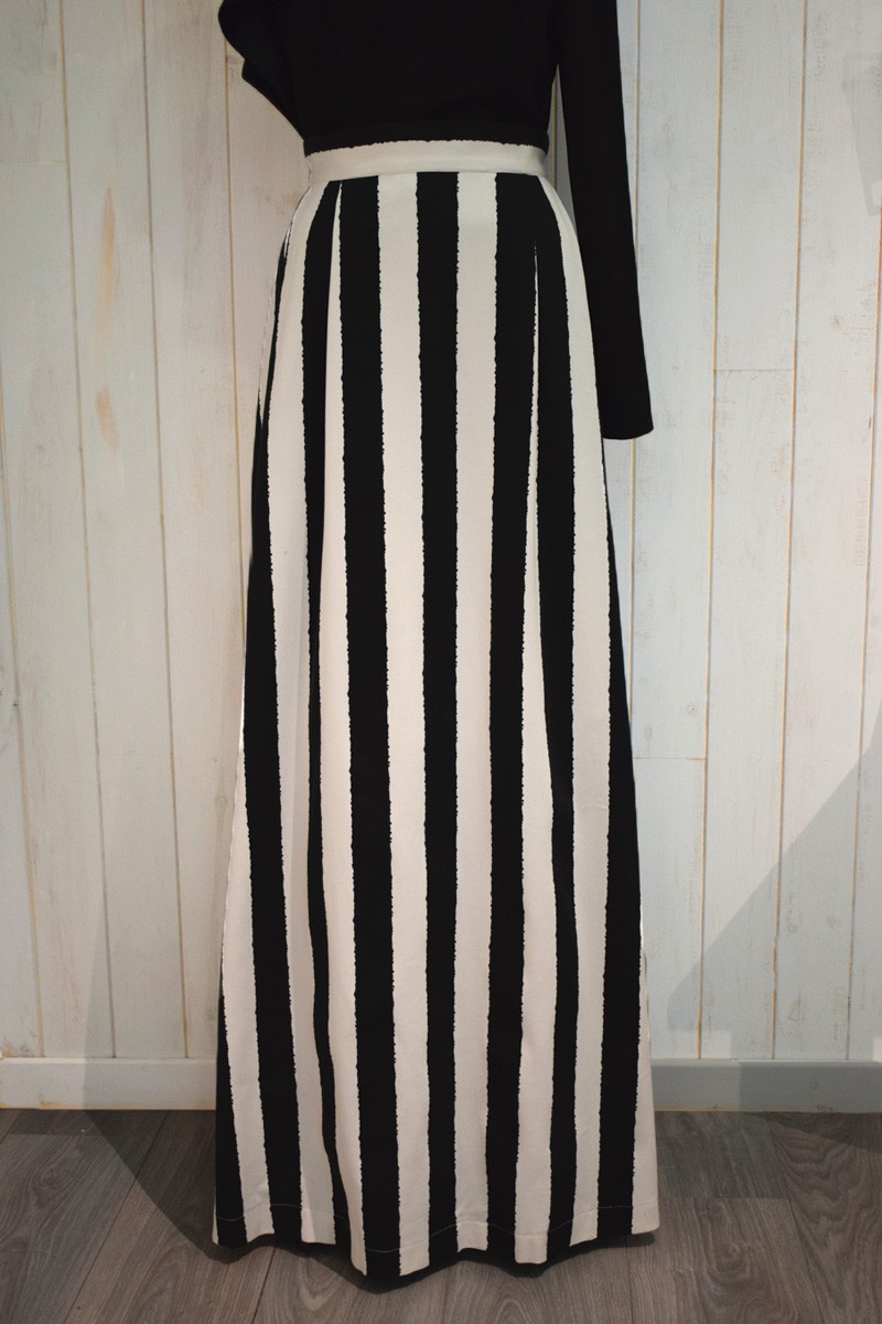 falda larga de rayas blanca y negra tipo evase para eventos fiestas galas invitadas de boda de apparentia