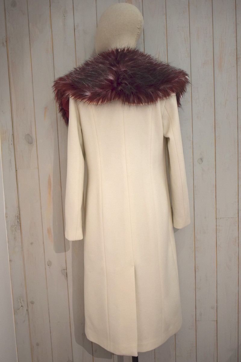 abrigo largo blanco con pelo gris azul para eventos galas invierno apparentia