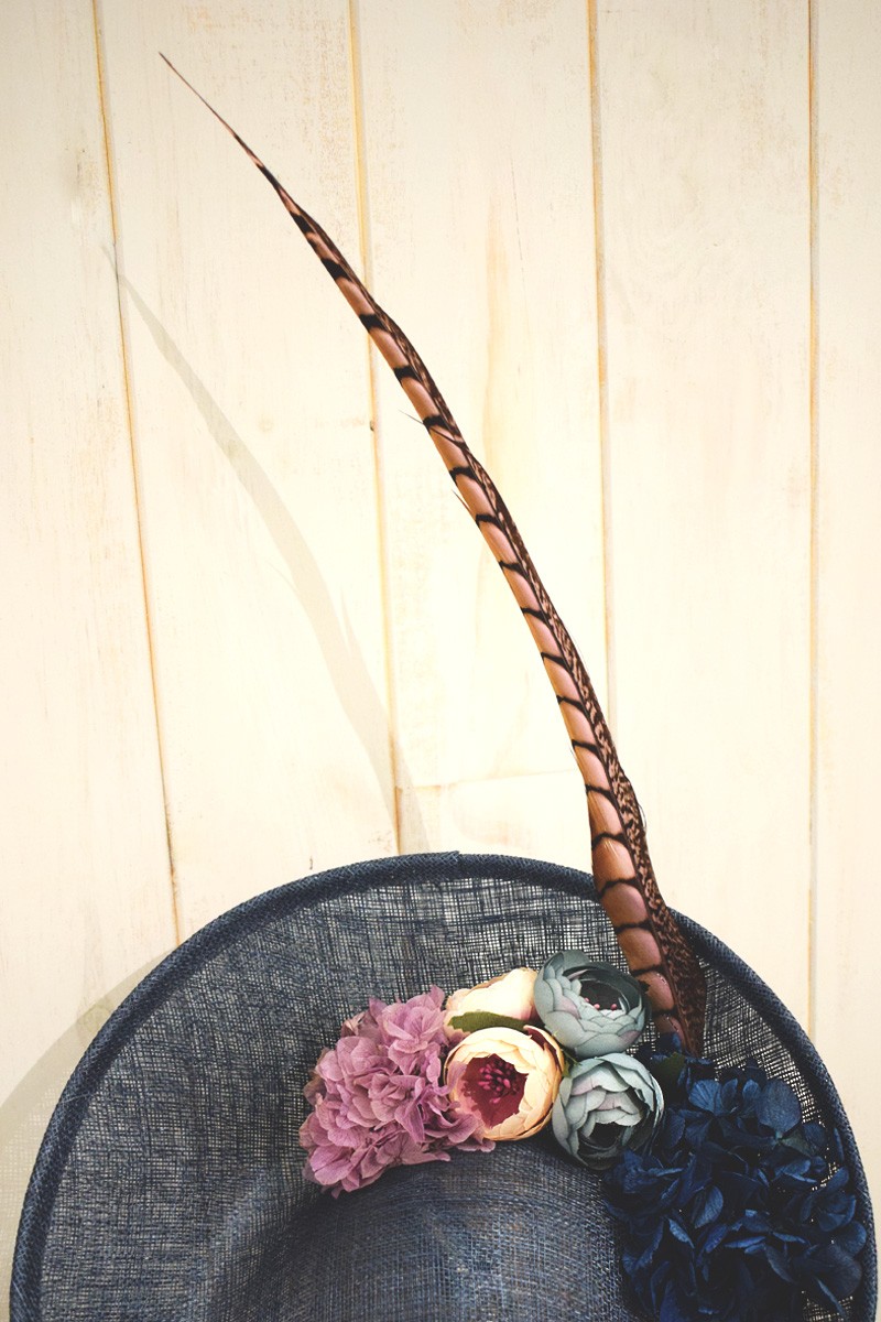 comprar tocado con flores base azul marino y pluma de faisan para eventos complemento perfecto