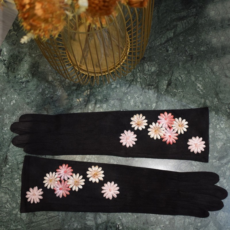 guantes de antelina negra con flores rosas de terciopelo para eventos invitadas
