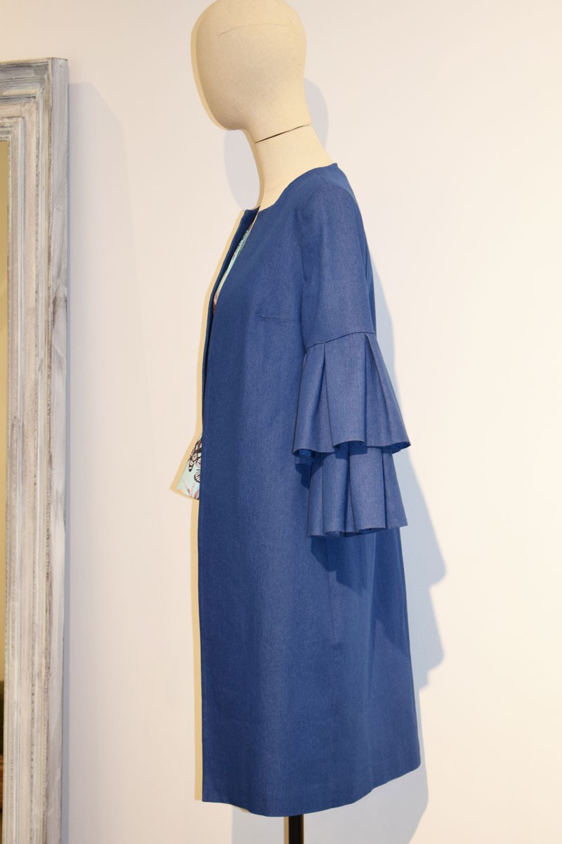 abrigo vaquero corto de verano con manga francesa volantes bodas bautizos invitadas