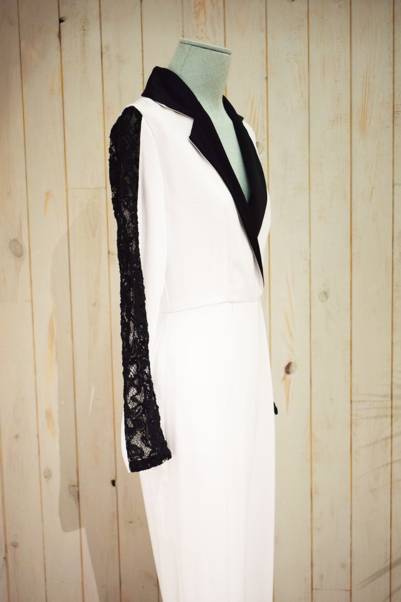 comprar online mono esmoquin blanco y negro largo pitillo con encaje en mangas para invitadas bodas eventos apaprentia