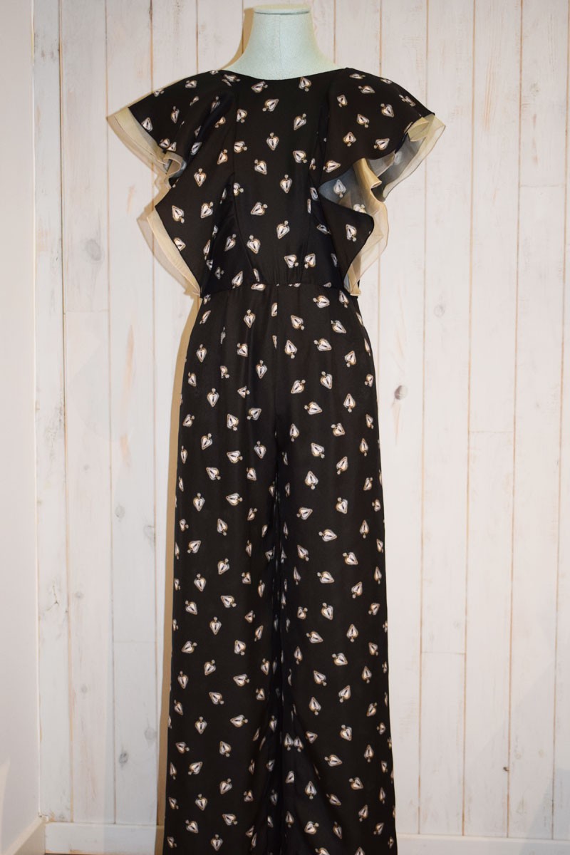 jumpsuit negro de pernera ancha con volantes en las mangas y escote en pico en la espalda apparentia