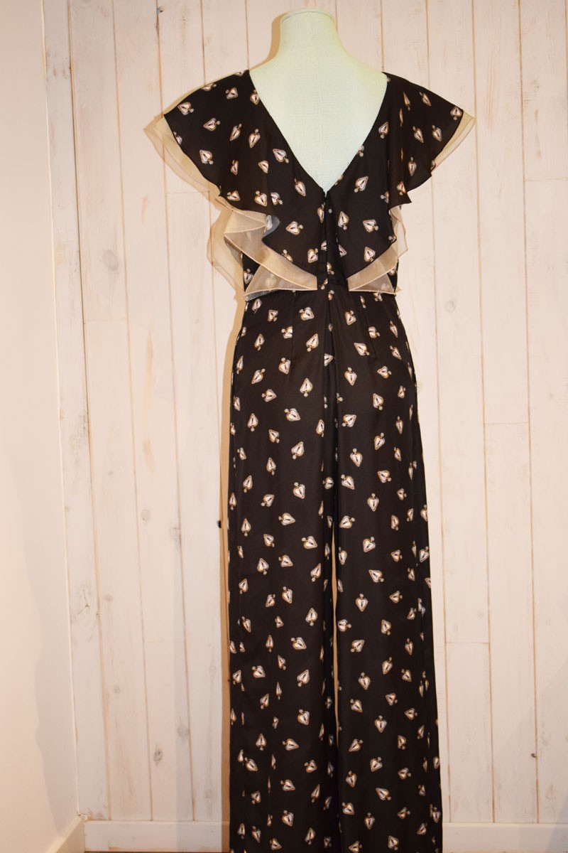 mono negro largo de pernera ancha con dibujos de corazones y volantes en las mangas y organza en color beige para invitadas de bodas eventos comuniones bautizos de apparentia