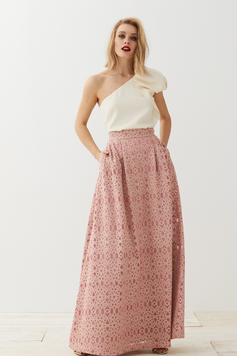 top blanco abulloando asimetrico ideal para combinar con faldas largas rosa para invitadas eventos apparnetia