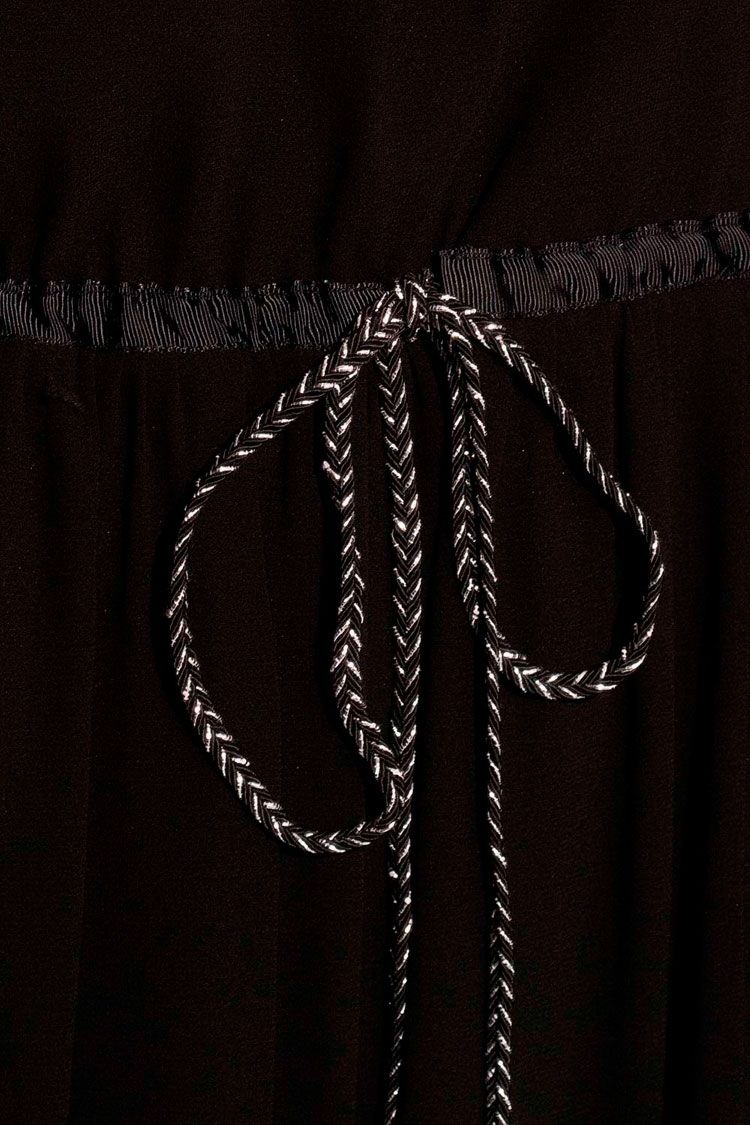 vestido con amplio escote negro fiesta