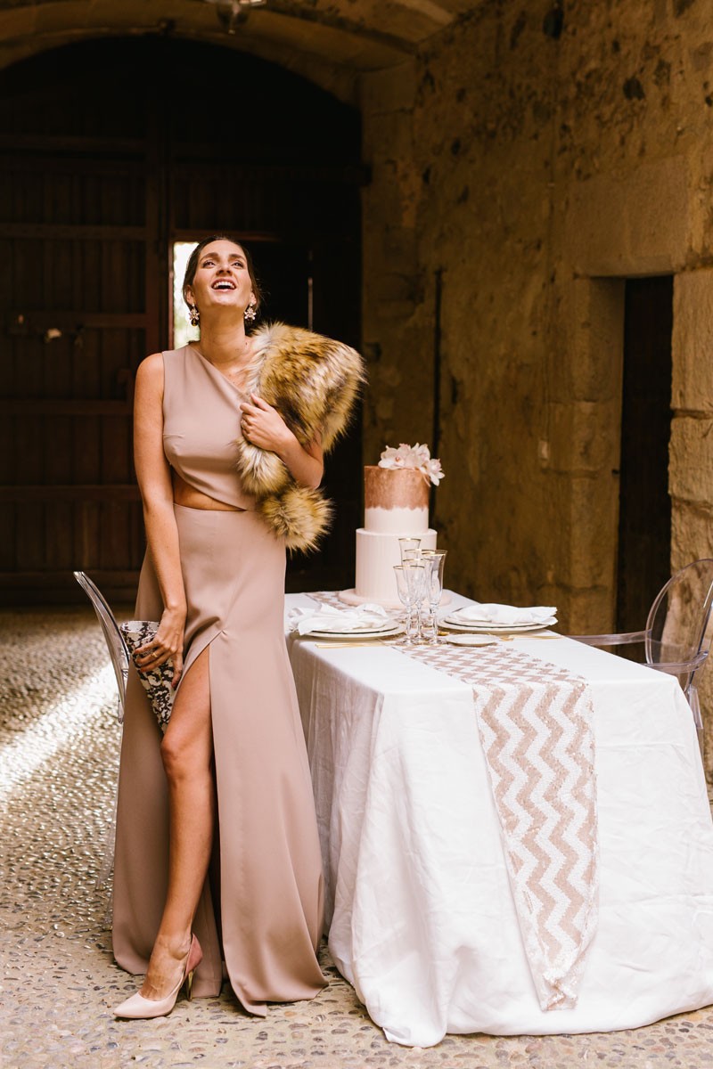 miss cavallier con Vestido largo camel asimetrico con abertura para invitada boda de apparentia online