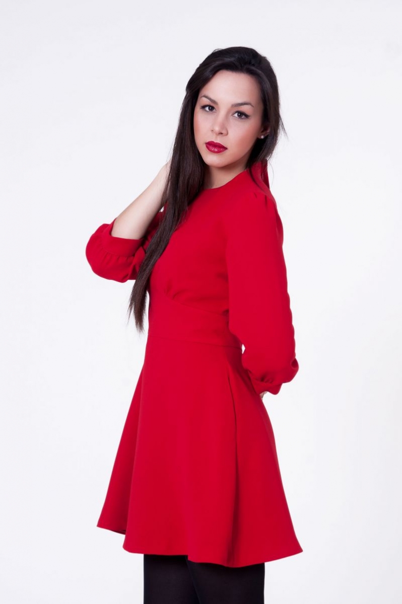 vestido rojo con falda vuelo de blancaspina