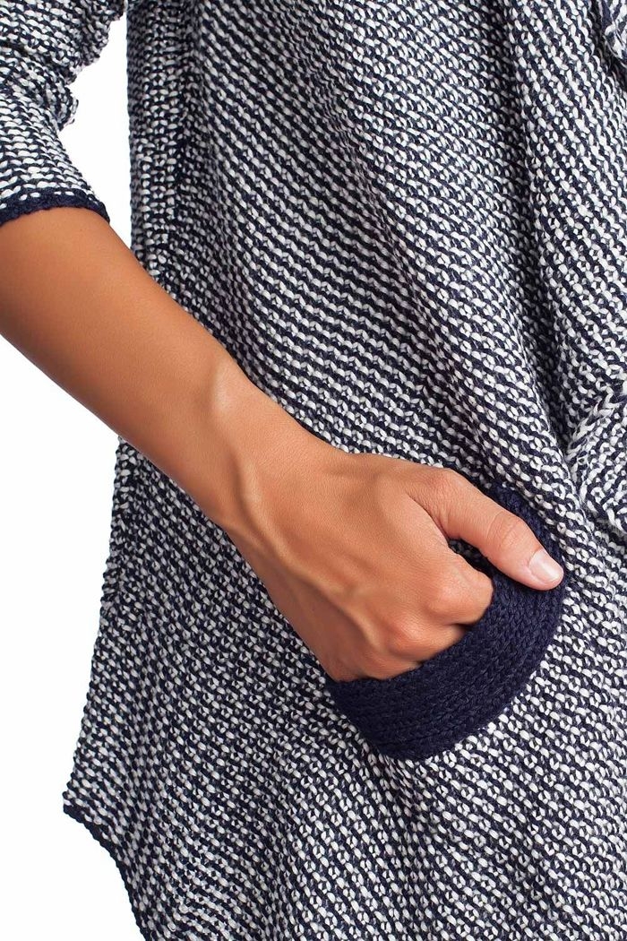 Chaqueta de punto grueso azul jaspeada. Prenda de abrigo de máxima Chaqueta de punto grueso azul jaspeada. Prenda de abrigo de máxima