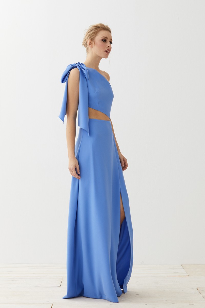 Vestido de fiesta asimetrico largo azul con abertura en abdomen y lazada para invitadas boda, gala, evento, alfombra roja, de apparentia