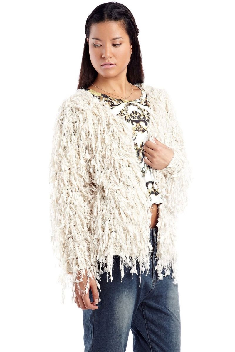 Chaqueta beige de croché con flecos para otoño invierno.