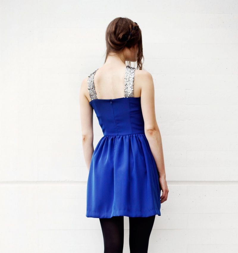 vestido corto nochevieja azul klein con cuello de lentejuelas doradas de arimoka online