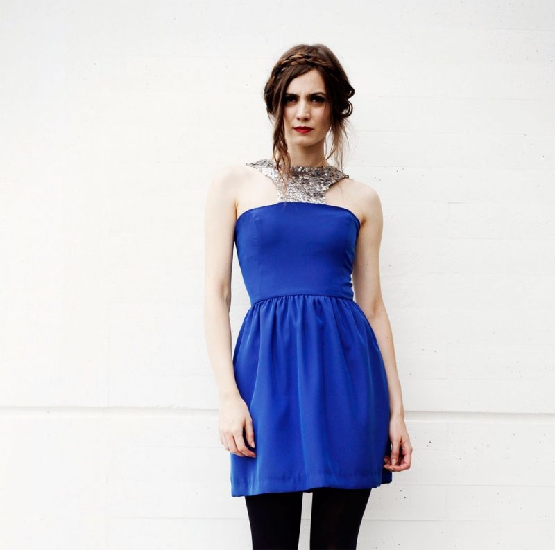 vestido corto fiesta azul klein con cuello hatler de lentejuelas doradas