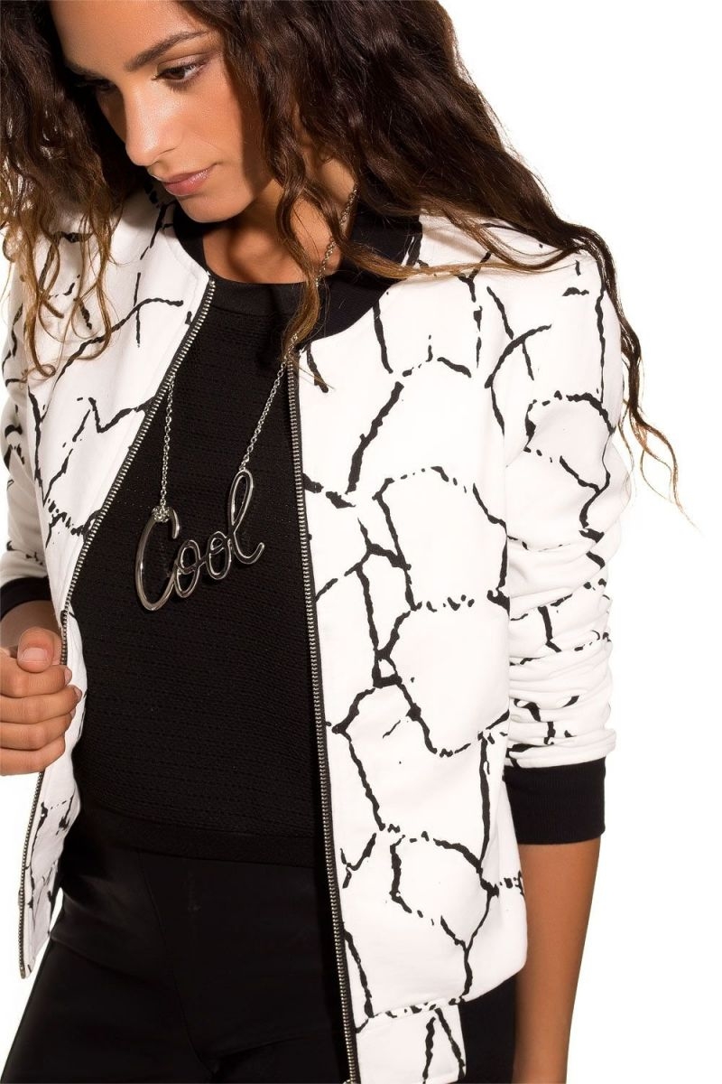 Chaqueta comber estampado blanco y negro