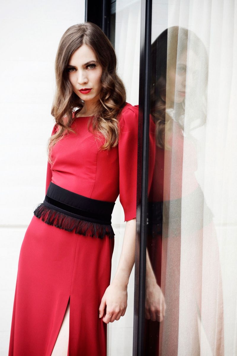 vestido largo rojo con abertura y manga larga para boda fiesta online