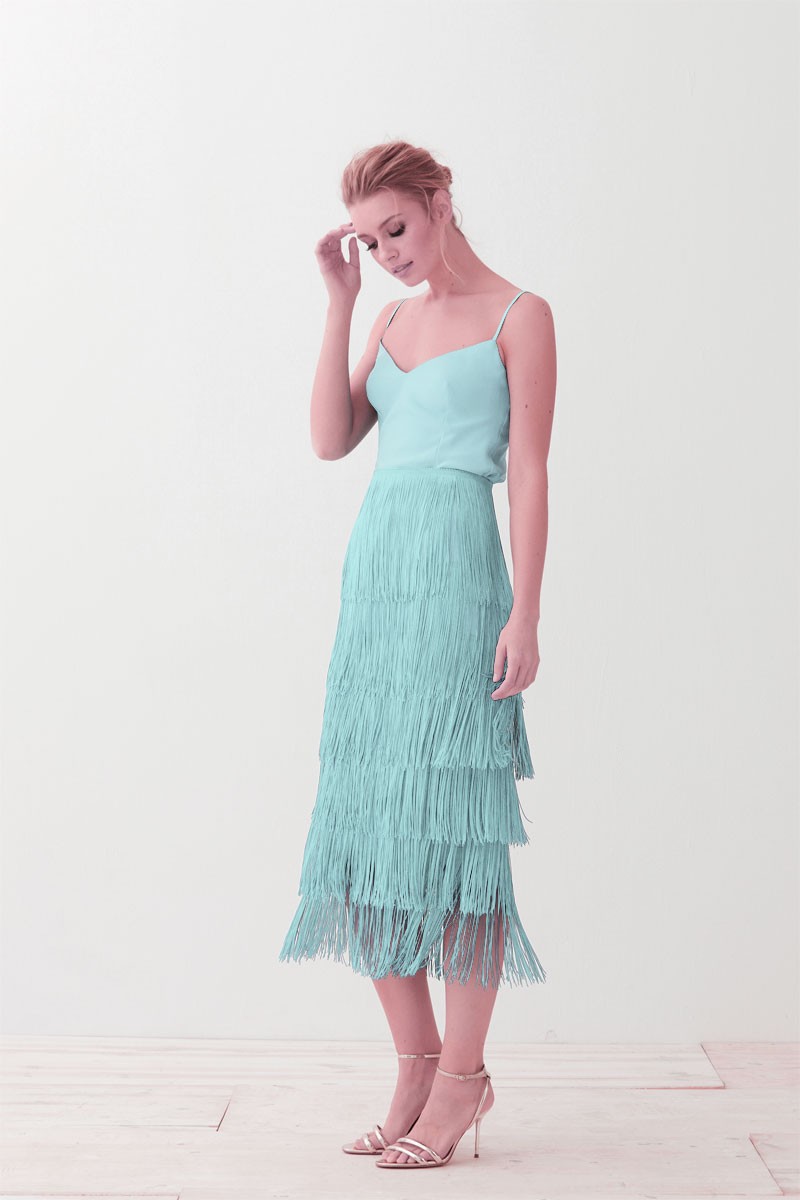 falda azul claro de flecos de apparentia para invitadas otoño invierno 2018