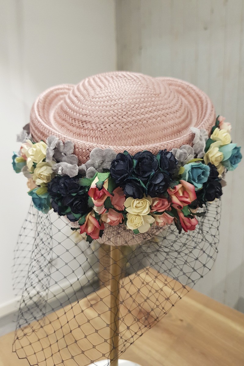 detalle de casquete de flores con base rosa palo y redecilla para invitada a boda de dia. comprar online tocados 