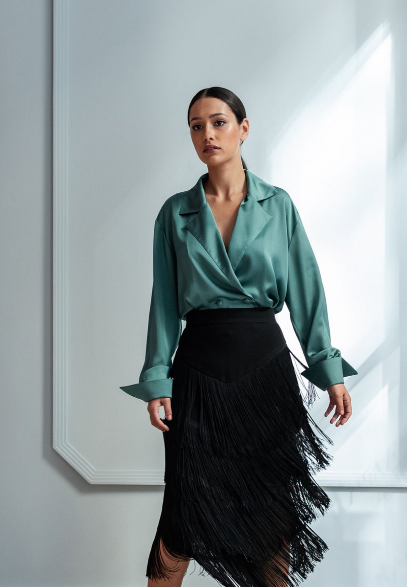 preciosa camisa de saten negro para invitadas apparentia