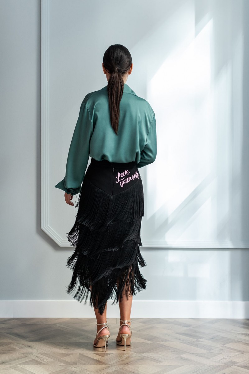 camisa para invitada verde tipo esmoquin de saten apparentia