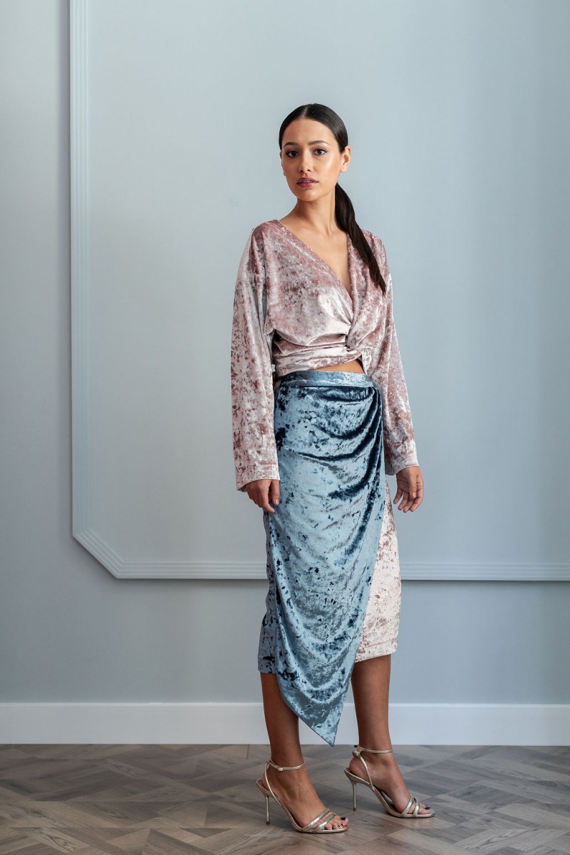 falda asimetrica de terciopelo rosa y azul para invitadas apparentia