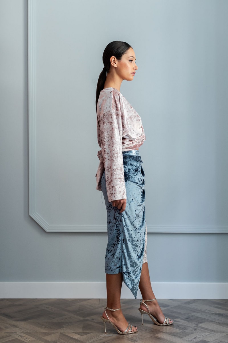 faldas para eventos de corte midi asimetrica confeccionada en terciopelo azul y rosa apparentia