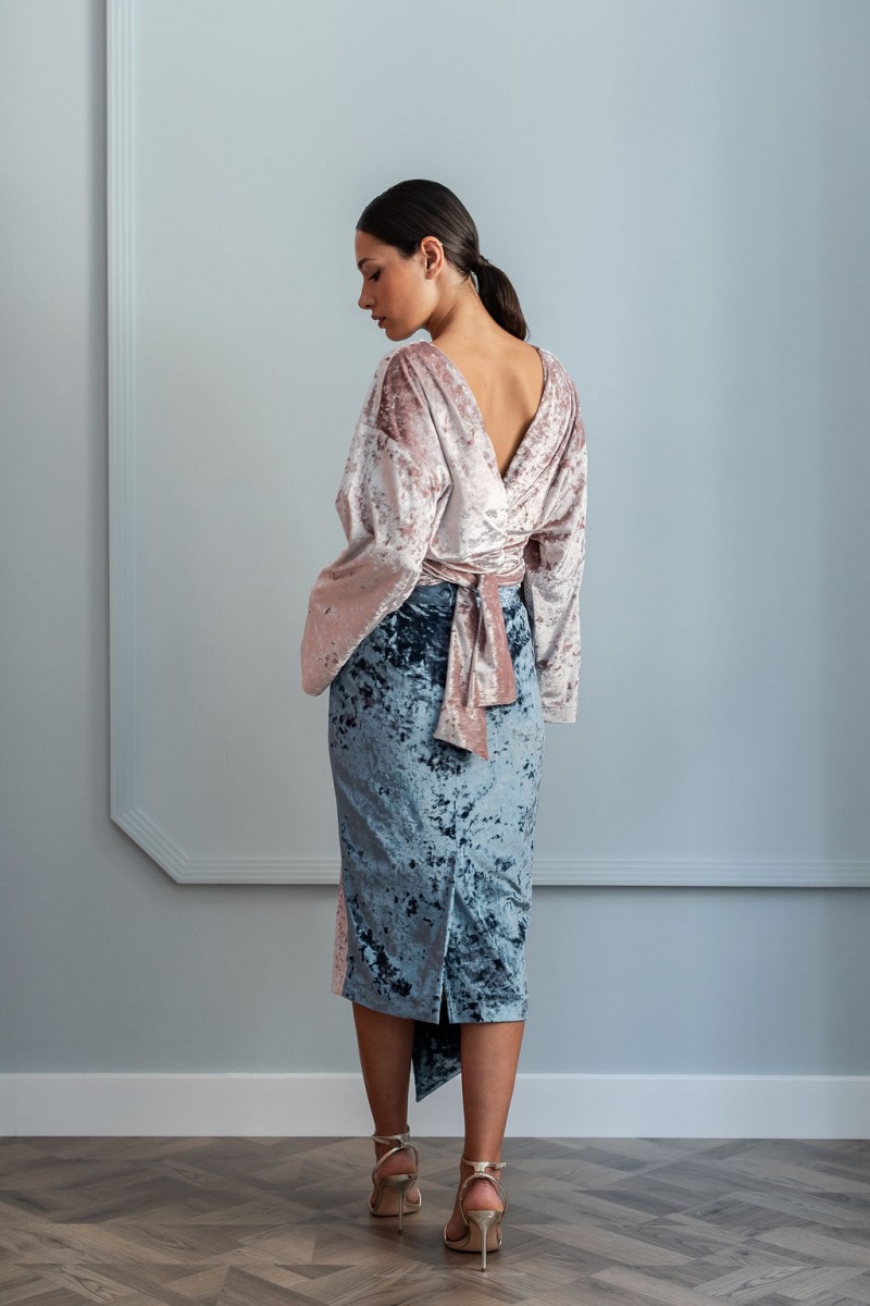 comprar online falda midi de corte asimetrico confecciada en terciopelo rosa y azul para invitadas apparentia