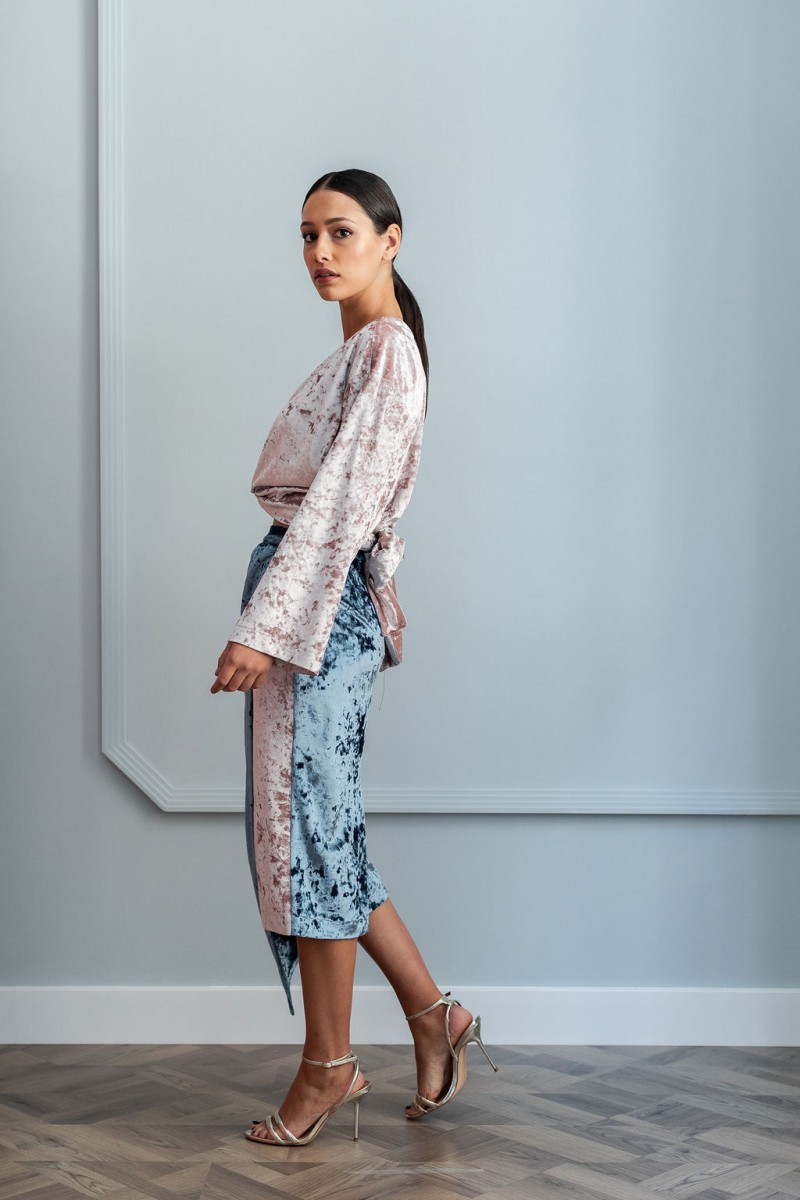 falda asimetrica de corte midi de terciopelo azul y rosa para invitadas party wedding apparentia