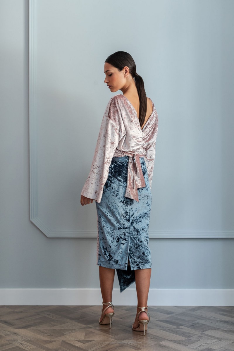 look para invitada falda asimetrica de terciopelo azul y rosa para eventos fiestas bautizos comuniones bodas ocasiones especiales coctel nochevieja madrina apparentia