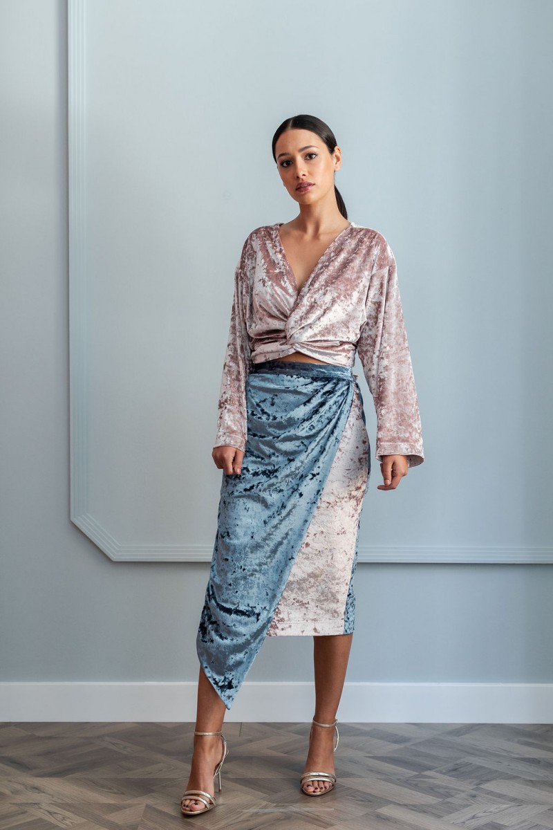 comprar online falda midi de corte asimetrico confecciada en terciopelo rosa y azul para invitadas apparentia