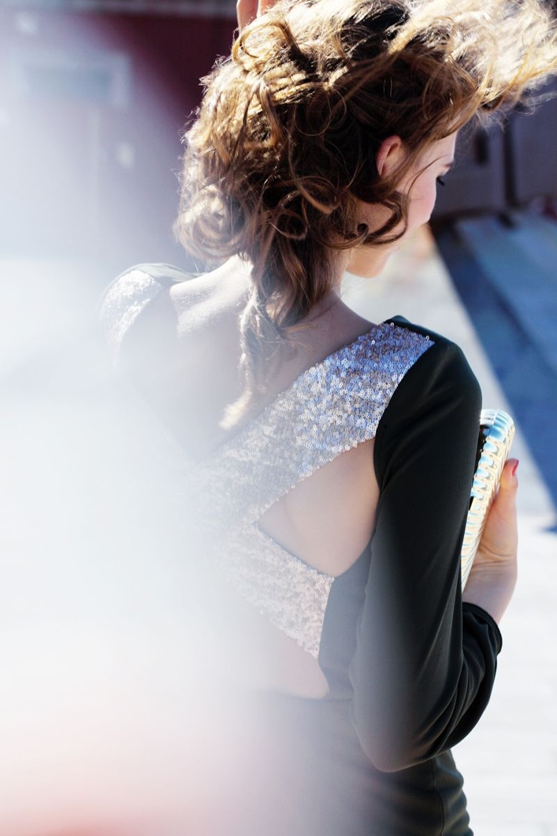 vestido corto de fiesta verde kaki escote espalda cruzada boda y nochevieja