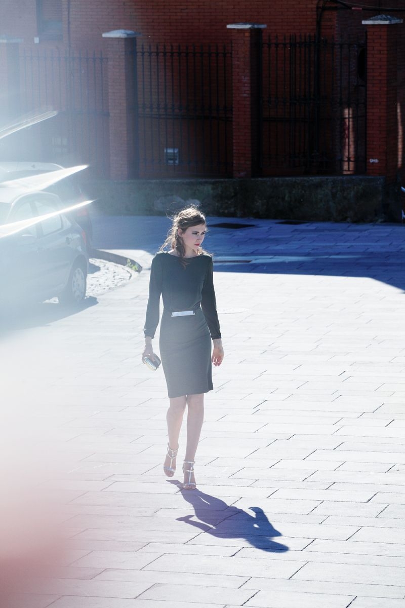 vestido corto de fiesta verde kaki escote espalda cruzada boda y nochevieja