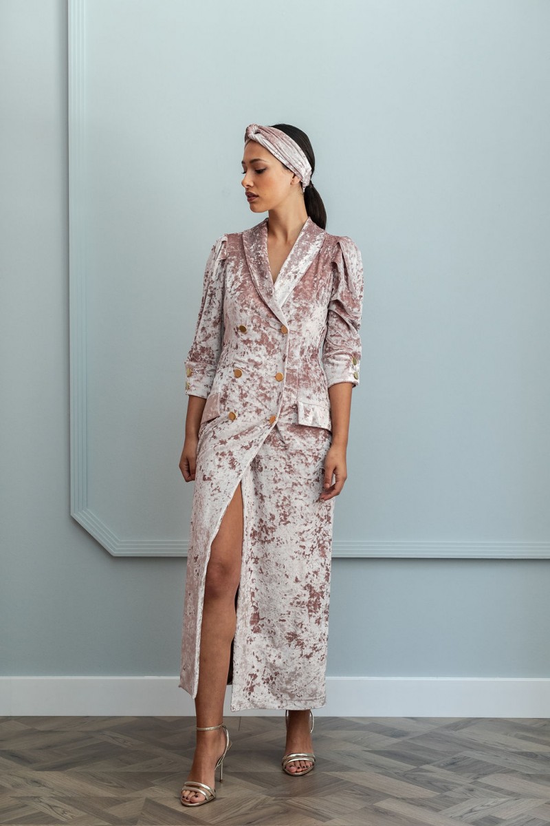 precioso vestido de corte midi tipo esmoquin confeccionado en terciopelo de color rosa para invitadas apparentia