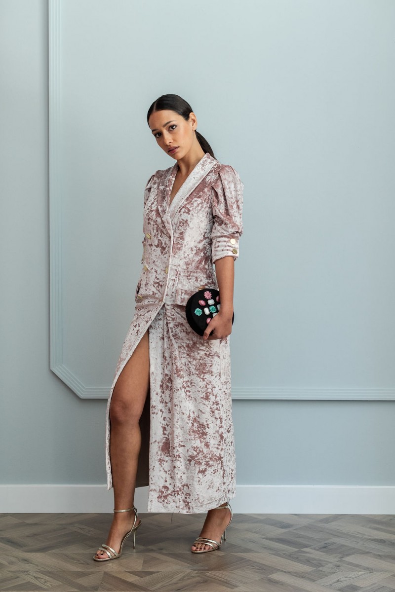 vestido para invitadas de corte midi tipo esmoquin confeccionado en terciopelo rosa para fiestas eventos ocasiones especiales apparentia
