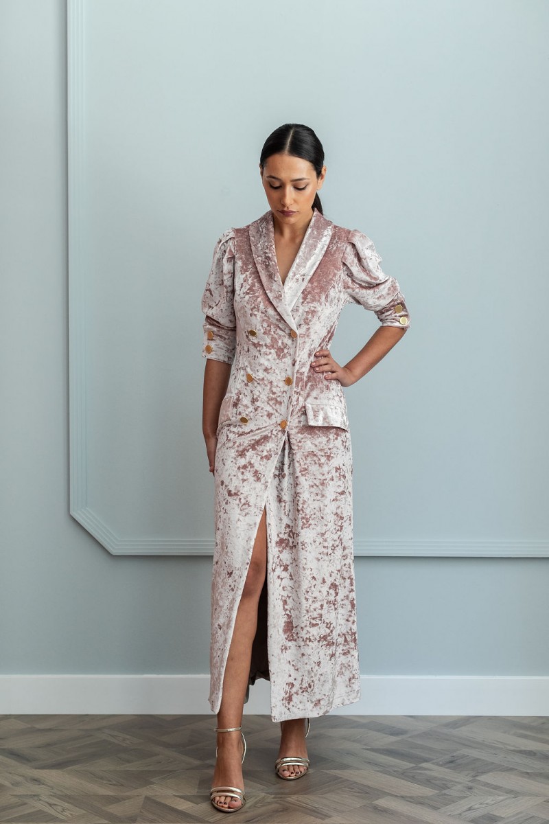 looks para invitadas vestido de terciopelo rosa tipo esmoquin de corte midi para fiestas eventos ocasiones especiales coctel nochevieja madrinas bodas apparentia