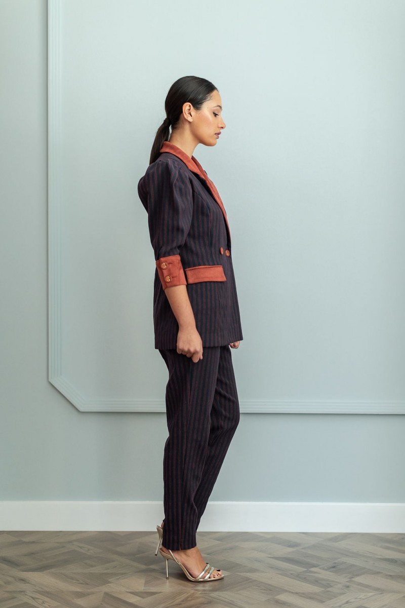 looks para invitadas trajes de chaqueta y pantalon azul con rayas marrones para fiestas, eventos, ocasiones especiales apparentia