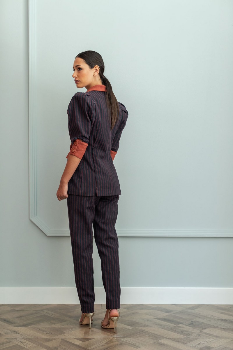 conjunto de chaqueta y pantalon azul de rayas marrones para fiestas ocasiones especiales bodas invitadas apparentia